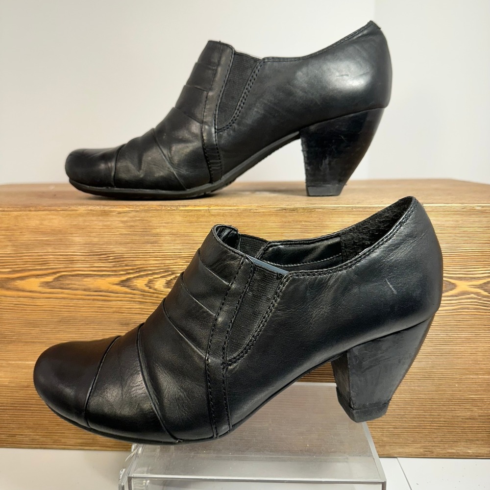 Baretraps Trenda Leather Ankle Booties SZ 8 Pleated Chunky Minimalist Corporate